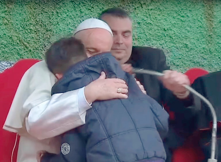 „Kommt mein verstorbener Vater in den Himmel, auch wenn er Atheist war?“, wollte der weinende Emanuele vom Papst in Corviale (Italien) wissen.